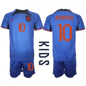 Nederländerna Memphis Depay #10 kläder Barn VM 2022 Bortatröja Kortärmad (+ korta byxor)
